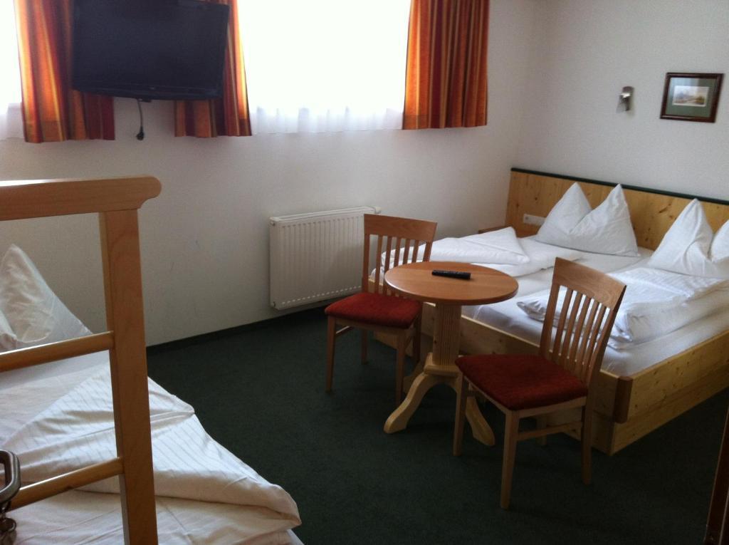 Werfenerhof Hotel Стая снимка